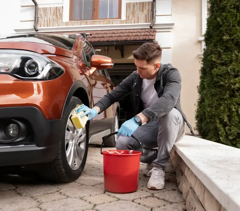 Lavage auto à domicile Angeac-Champagne : professionnel intervenant sur un véhicule